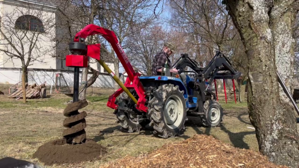 Zemní / půdní vrták za traktor